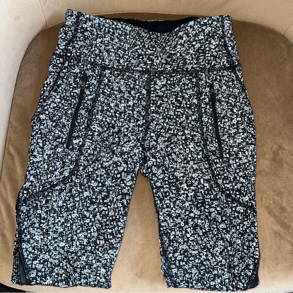 lulu lemon. black & white floral leggings. Size 4.